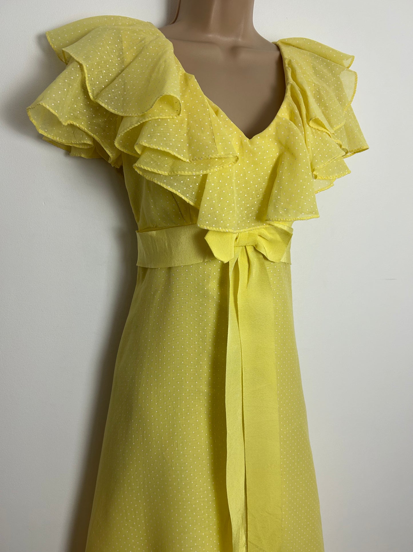 Vintage 1970s Size 6 Beautiful Lemon Polka Dot Ruffle Collar Short Sleeve Bow Detail Summer Maxi Dress