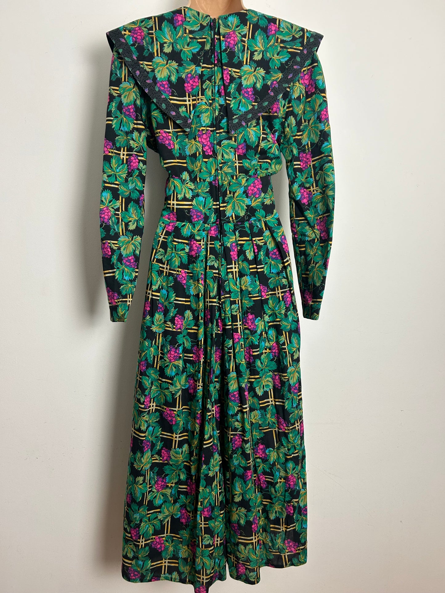 Vintage Late 1980s SUTTLES & SEAWINDS Size Small (8-10) Green Black & Pink Trellis & Grapevine Print Culotte Style Jumpsuit