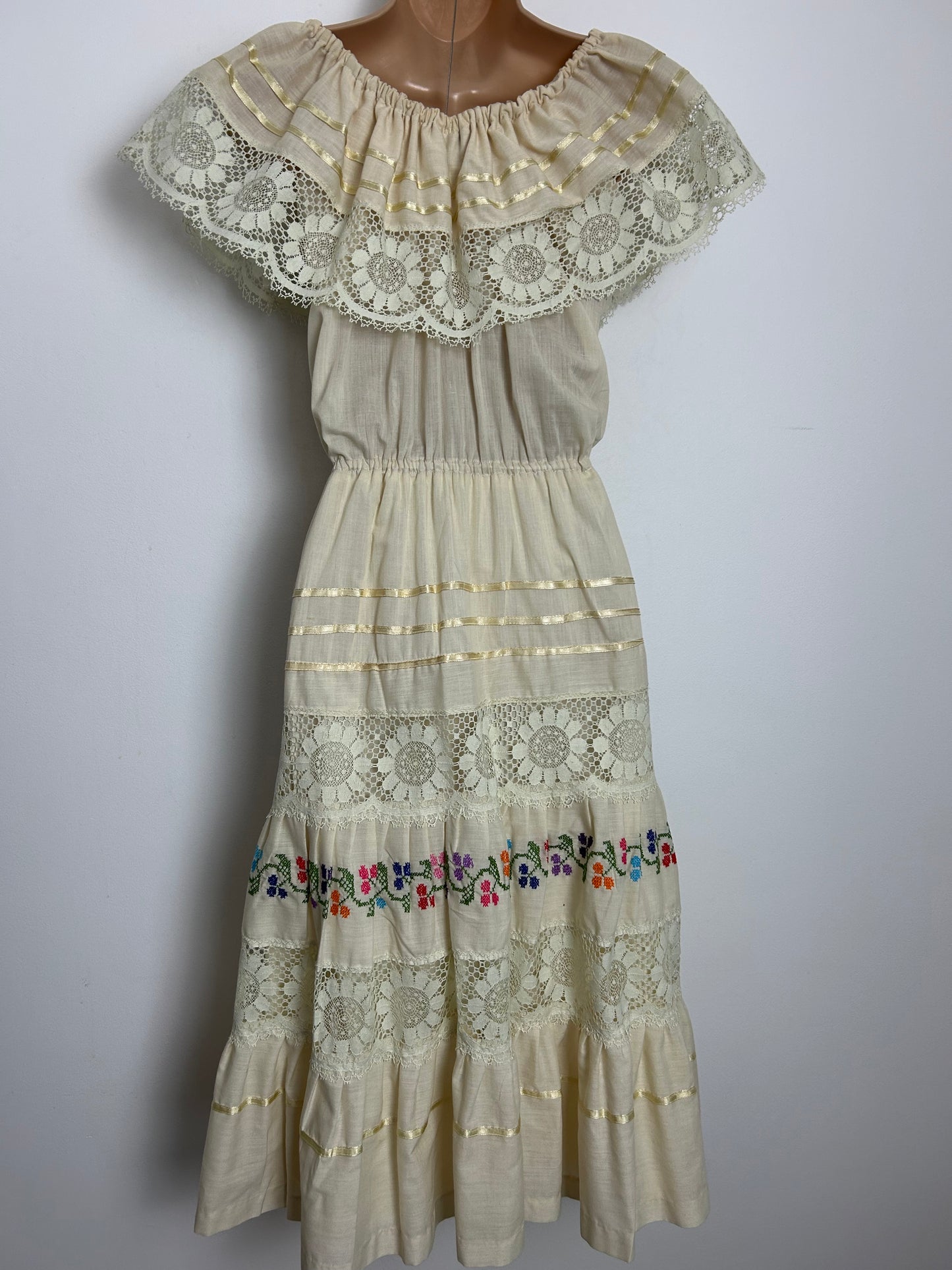 Vintage 1980s MEXICAN Size 10 Cream Lace & Embroidered Detail On/Off Shoulder Peasant Folk Style Dress