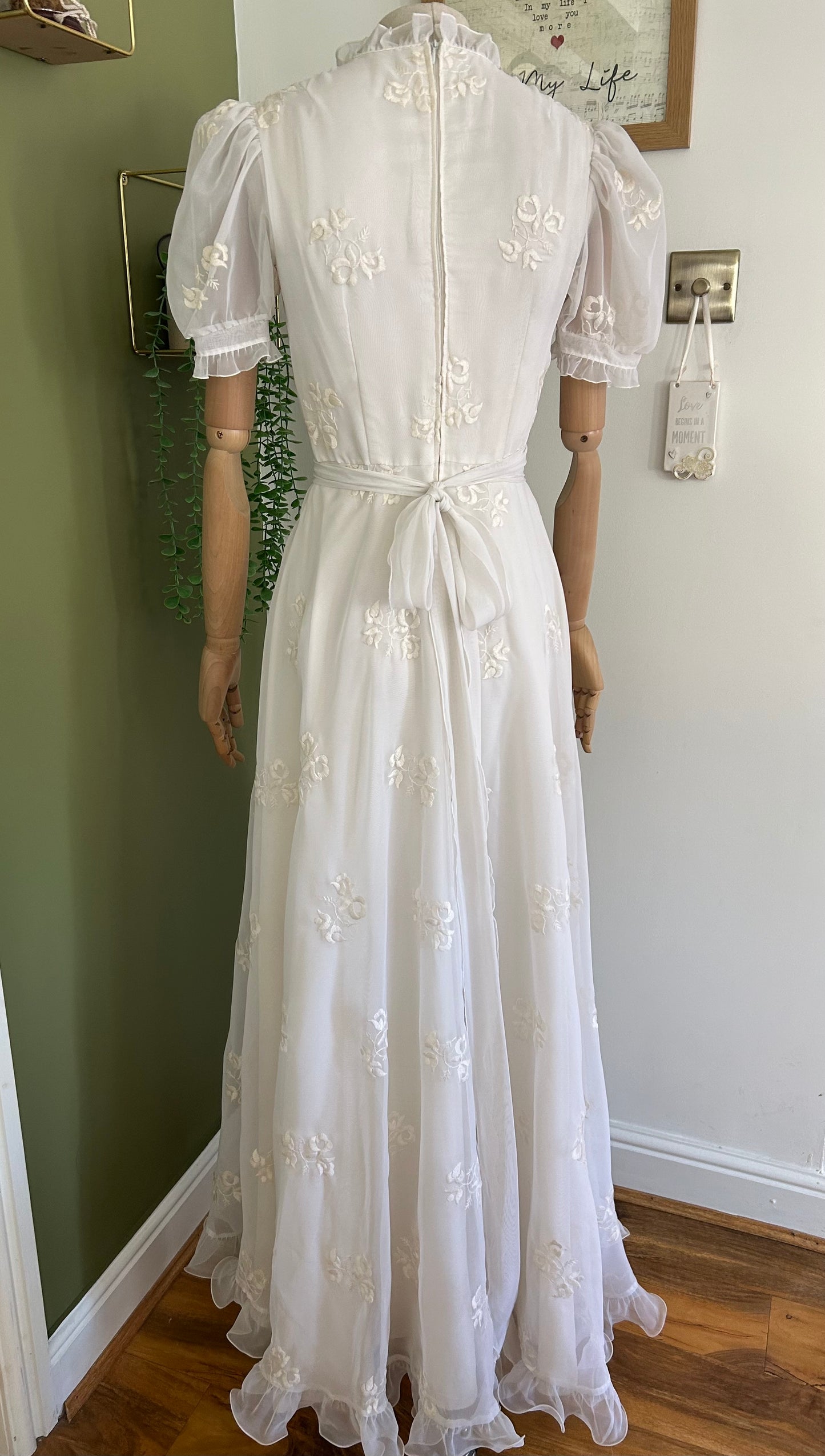 Vintage 1970s Size 4-6 White Chiffon Floral Embroidered Short Sleeve Wedding Dress