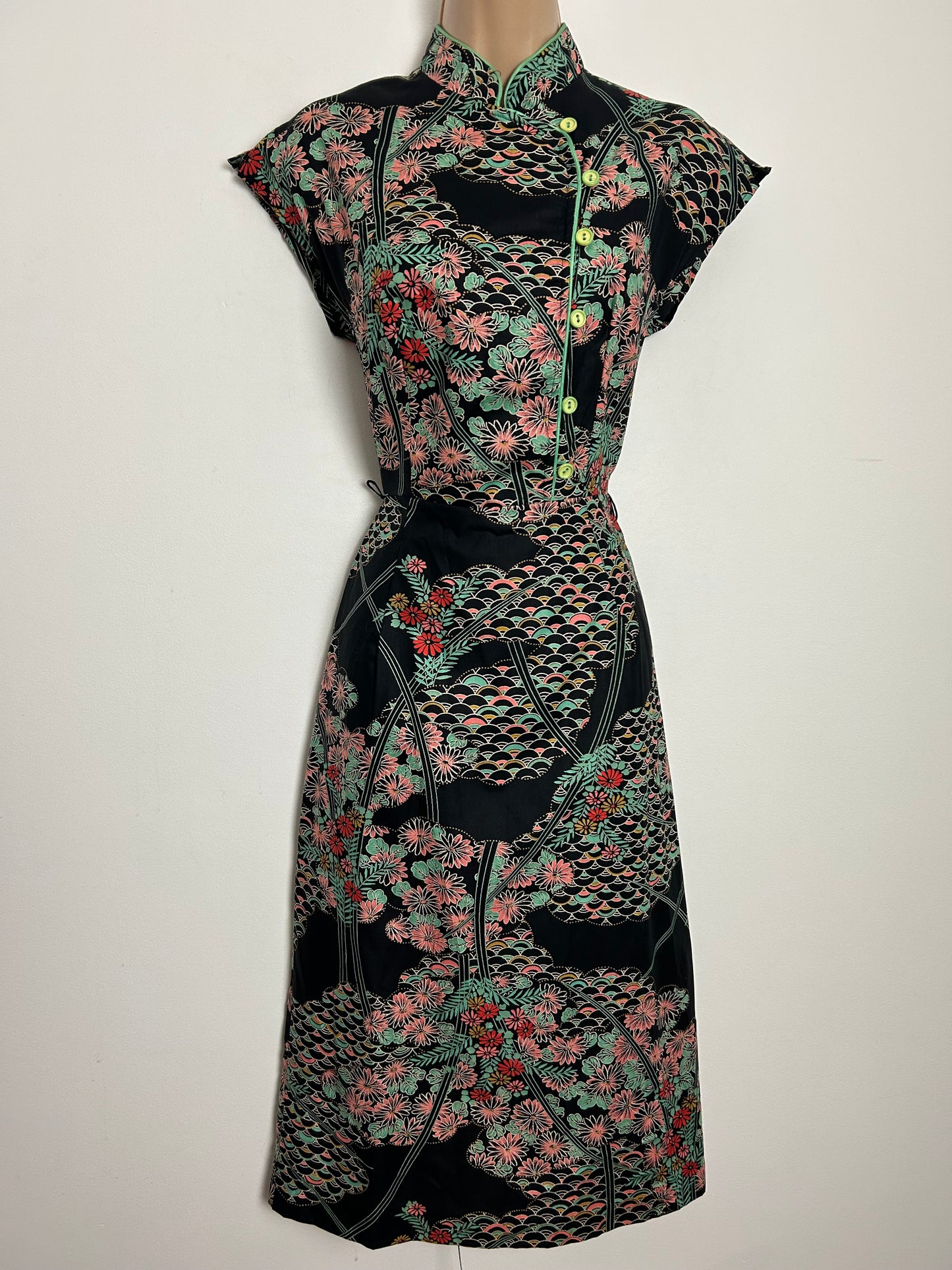 Vintage 1970s Size 6 Pretty Black Pink & Mint Green Japanese Print Cotton Day Dress