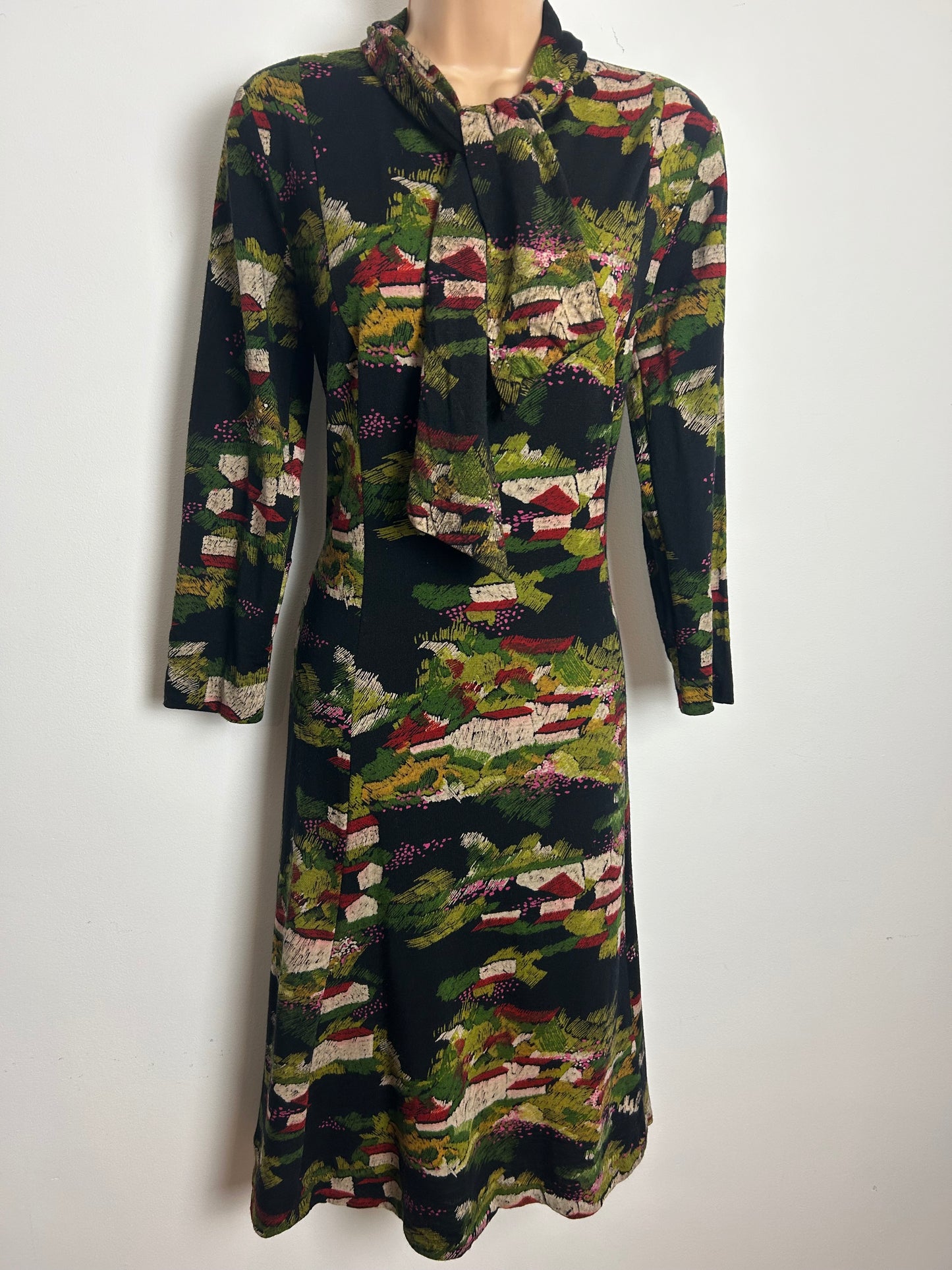 Vintage 1970s Size 10-12 Black Red Beige & Green Abstract Houses & Country Scene Jersey Dress