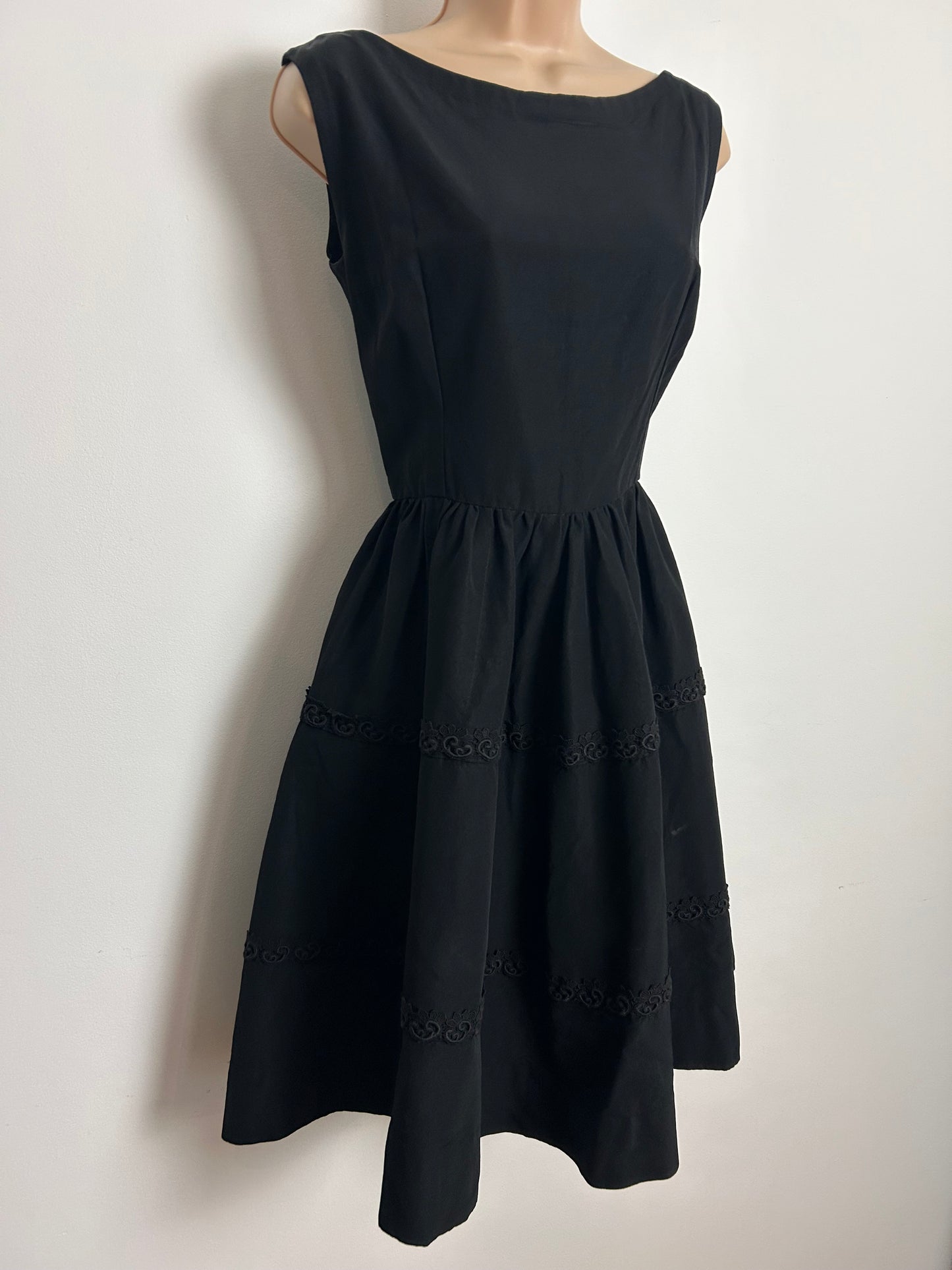 Vintage Late 1950s Size 8 Black Sleeveless Guipure lace Trim Fit & Flare Dress