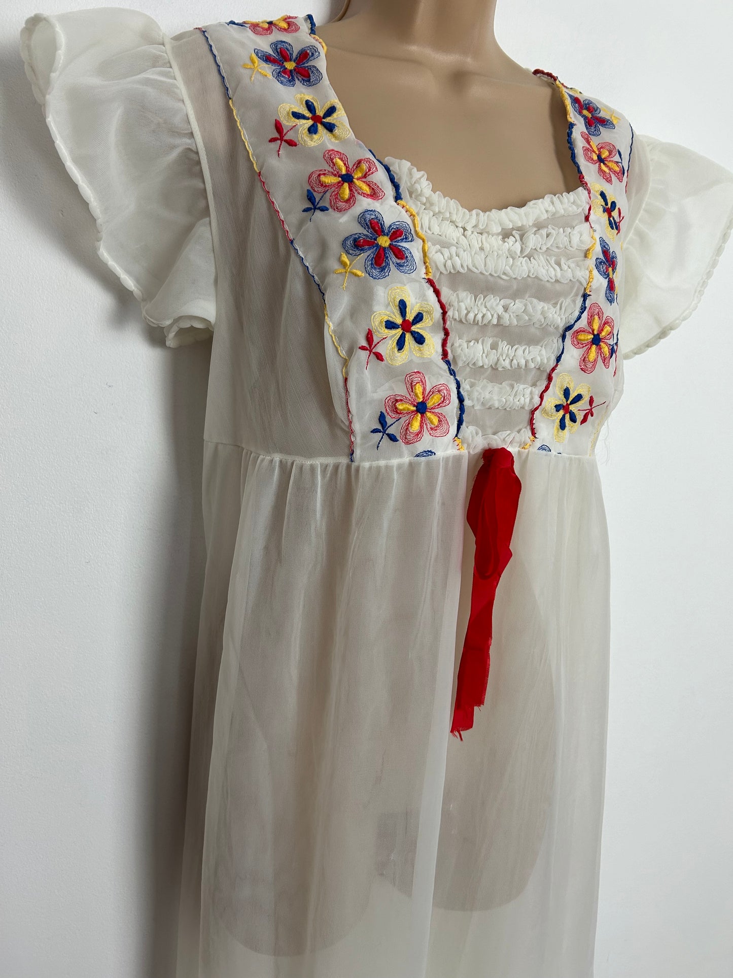 Vintage 1970s UK Size 16 Cute White Nylon Floral Embroidered Ruffle Pleated Trim Smock Style Nightie Nightdress