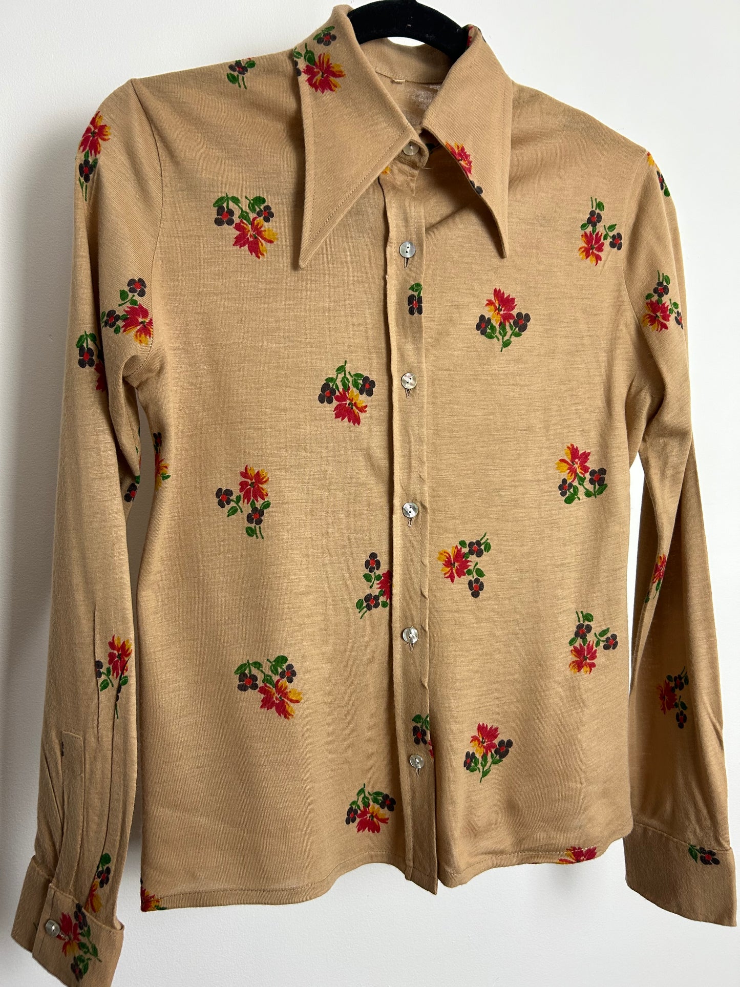 Vintage 1970s Size 10 Beige Red Blue & Green Long Sleeve Dagger Collar Cotton Shirt