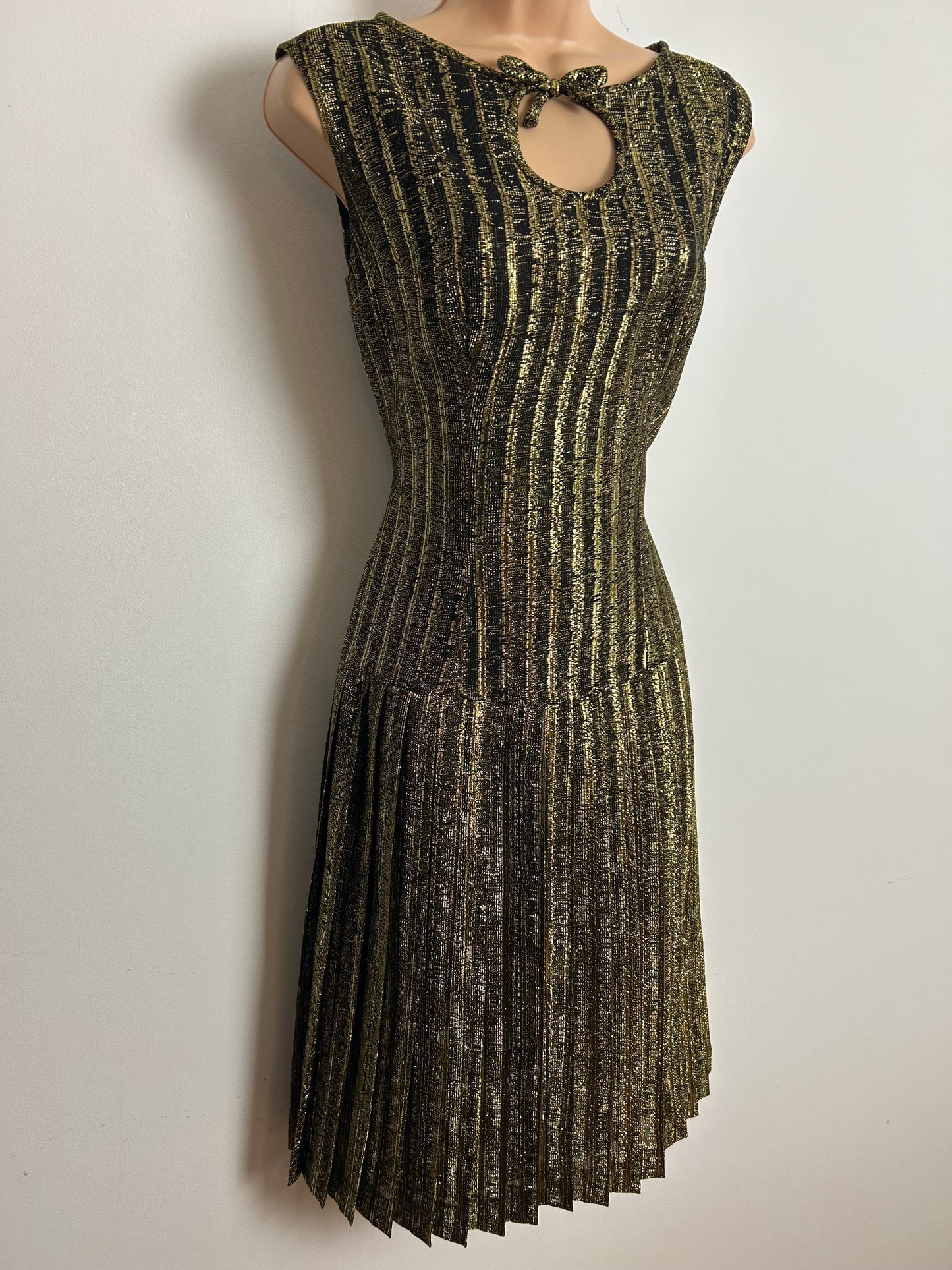 Vintage 1960s Size 8 Black & Gold Metallic Lurex Sleeveless Pleated Mod Shift Party Dress