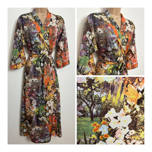 Vintage 1970s Size 10 Orange Brown Yellow Photographic Floral & Tree Print Wrap House Coat