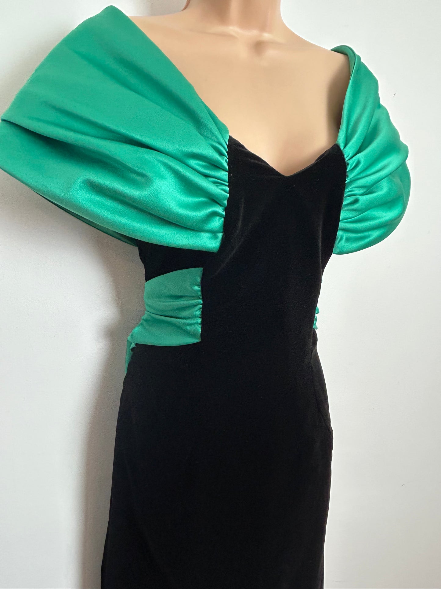 Vintage 1980s JAHN & PILL Size 10 Black Velvet & Green Contrast Off Shoulder Fitted Cocktail Dress