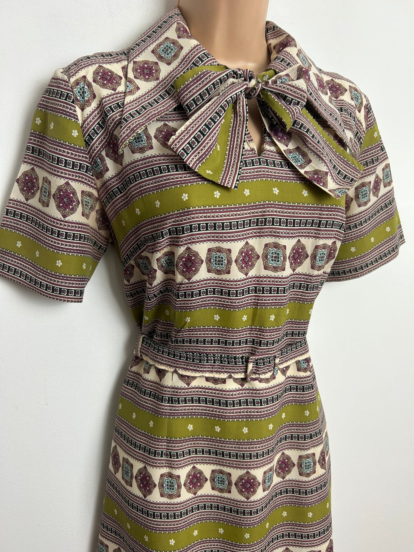 Vintage 1970s RODNEY Size 12 Olive Green Beige & Red Scarf Print Pussy Bow Dagger Collar Belted Dress