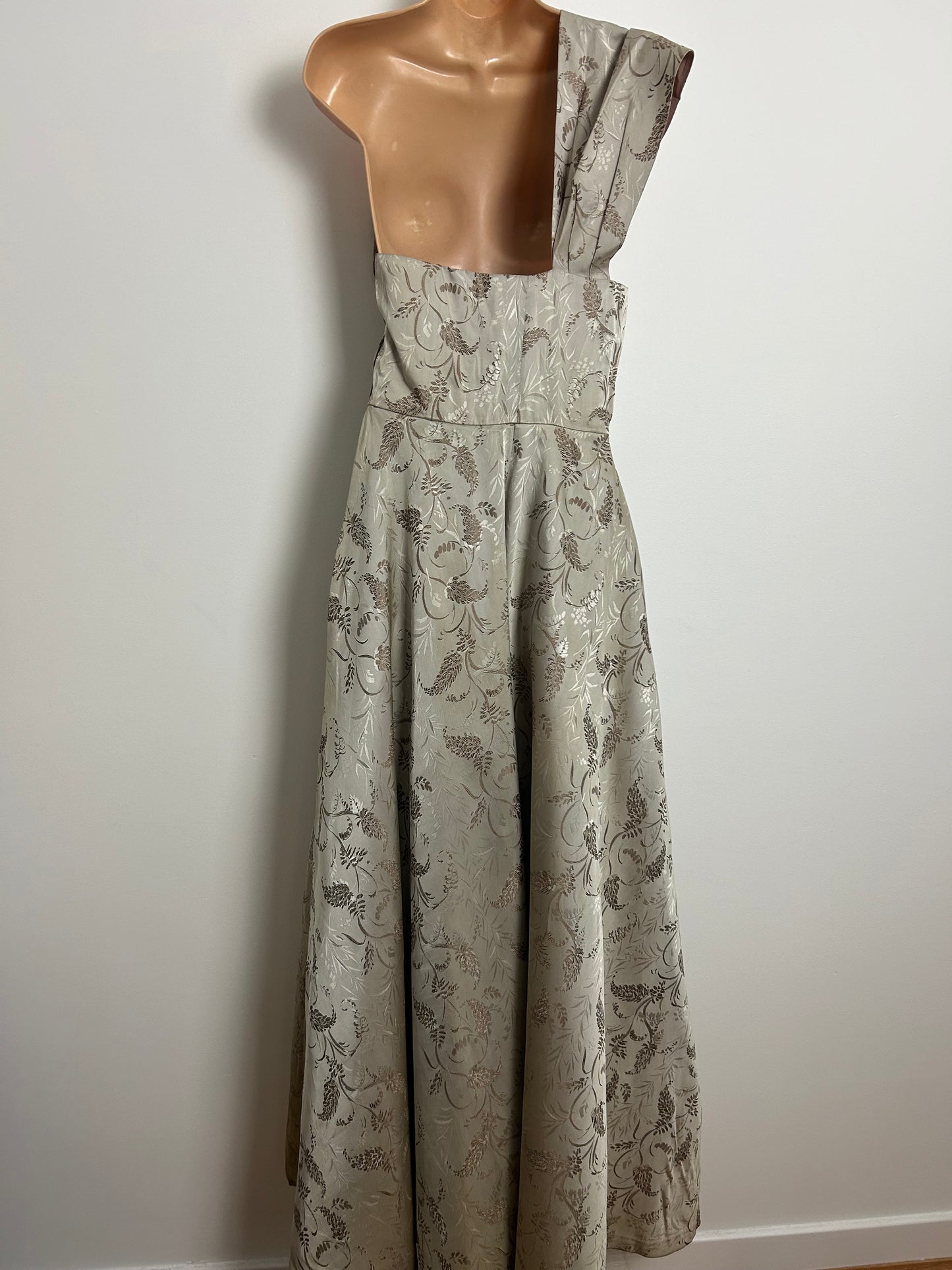 Vintage Early 1950s JOHN SELBY Size 8 Beautiful Silvery Grey & Brown Leaf Print One Shoulder Ballgown