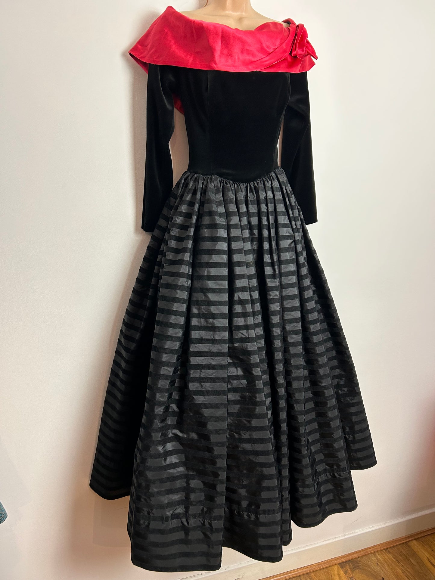 Vintage EARLY 1980s LESHGOLD OF LONDON UK Size 8 Black & Red Velvet Flock Stripe Pattern AMAZING Ballgown Occasion Dress