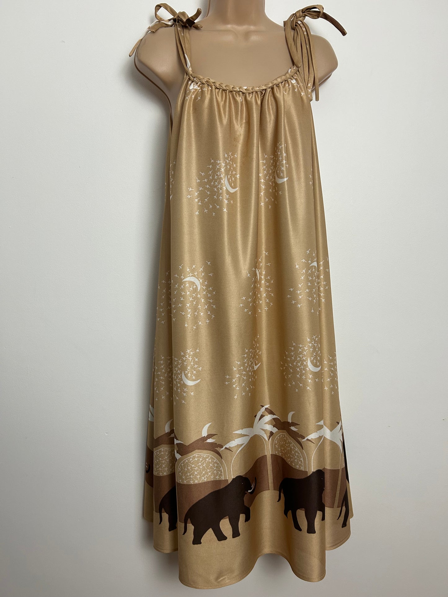 Vintage 1970s Size 10-12 Beige Brown & White Elephant & Star Print Tie Shoulder Summer Smock Dress