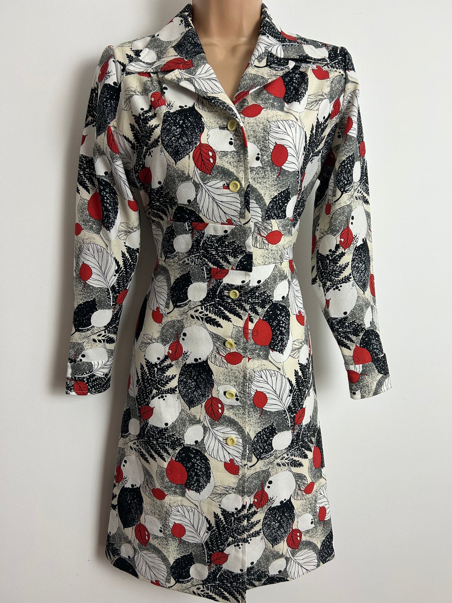 Vintage 1970s Size 12 White Beige & Red Leaf Print Long Sleeve Day Dress
