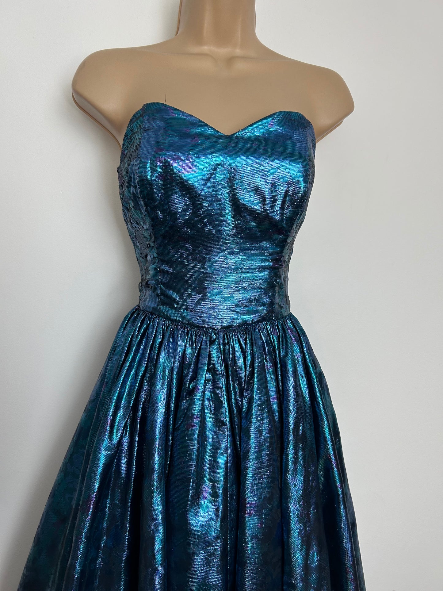Vintage 1980s Size 8 Blue & Purple Metallic Lame Strapless Party Prom Ballgown Dress