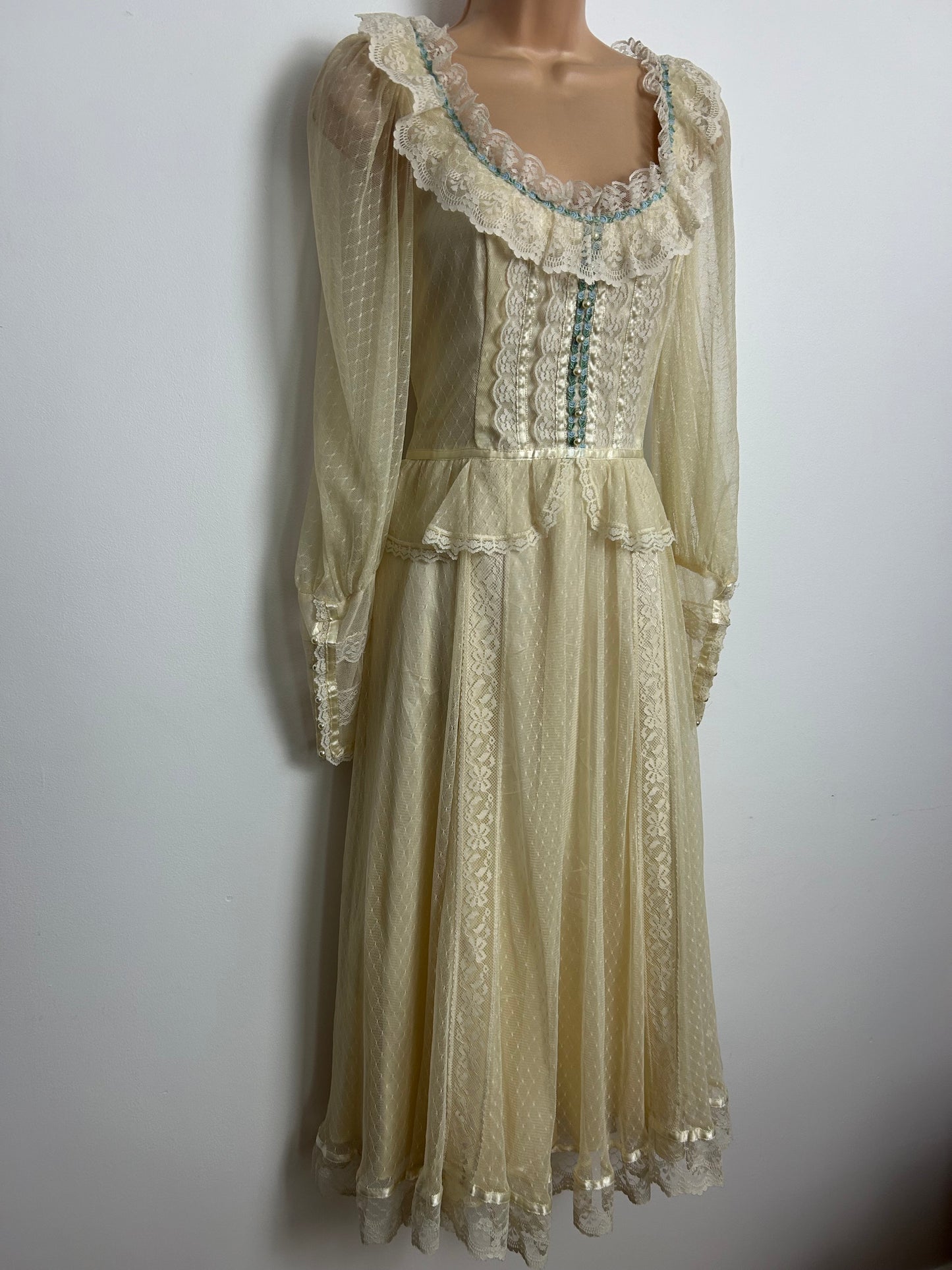 Vintage 1970s GUNNE SAX Size 6/8 (US 13 On Label) Beautiful Ethereal Cream Lace Prairie Boho Midi Dress