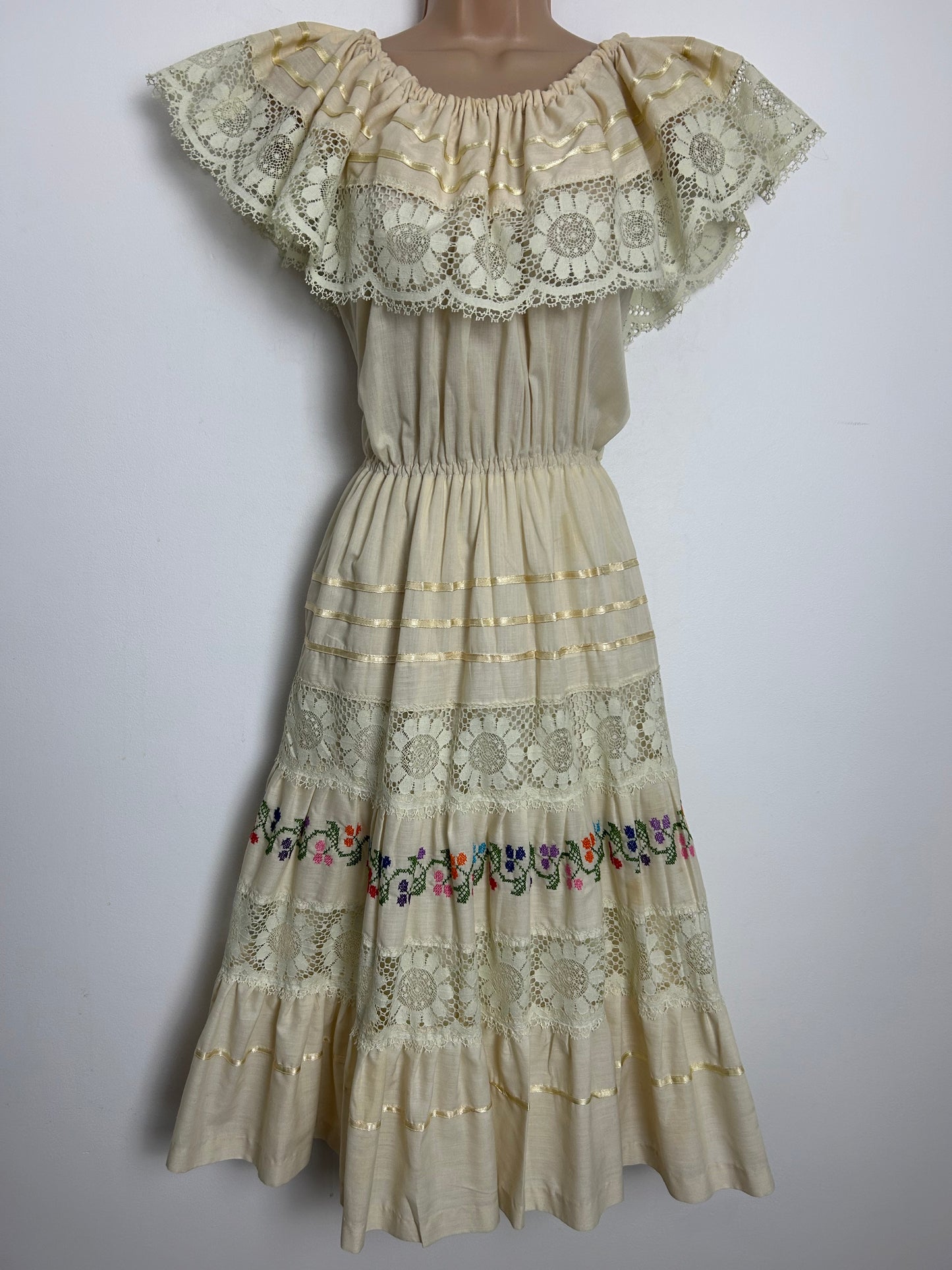 Vintage 1980s MEXICAN Size 10 Cream Lace & Embroidered Detail On/Off Shoulder Peasant Folk Style Dress