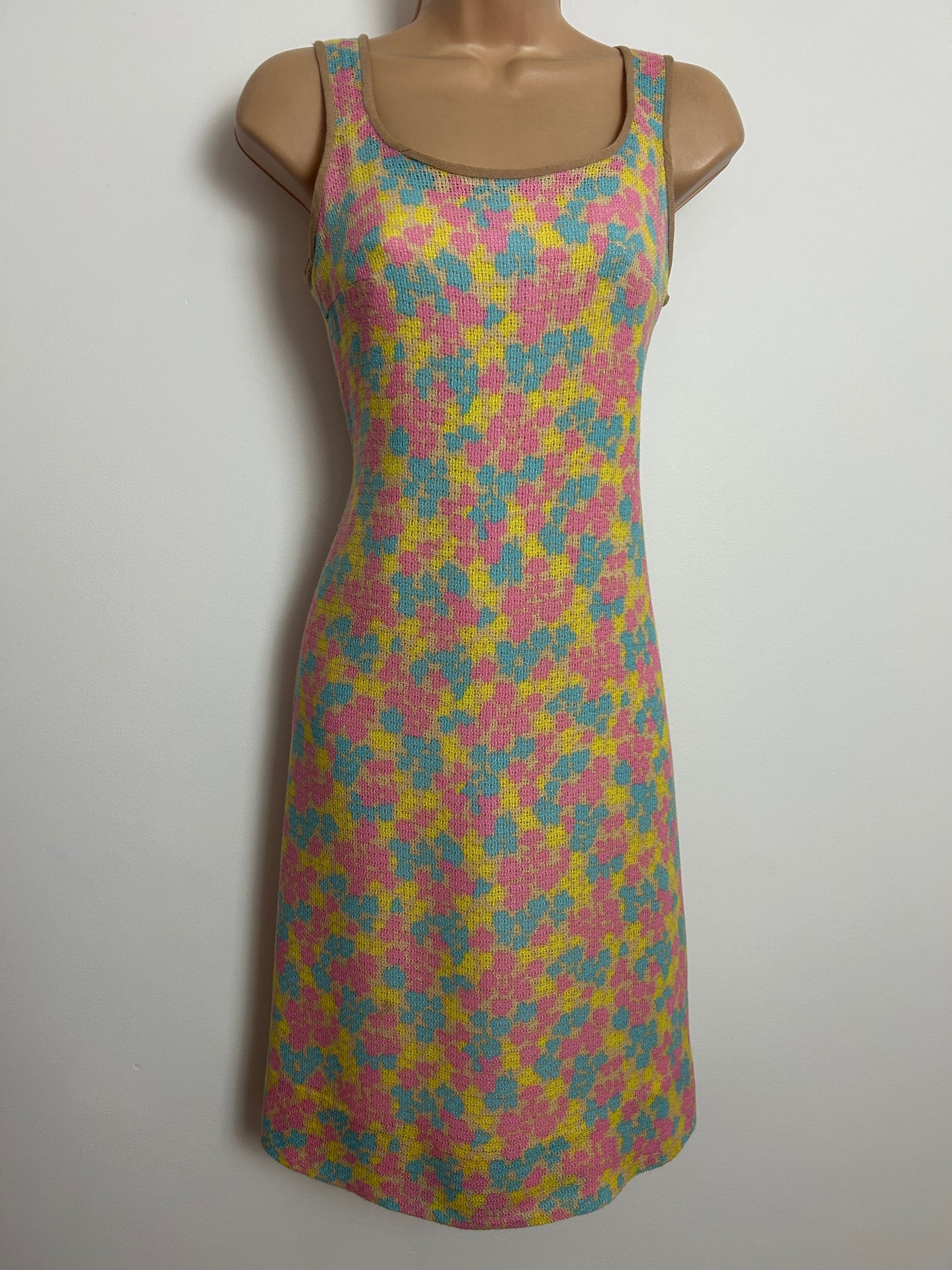 Vintage 1960s Size 6 Beige Pink Blue & Yellow Abstract Print Knitted Day Dress