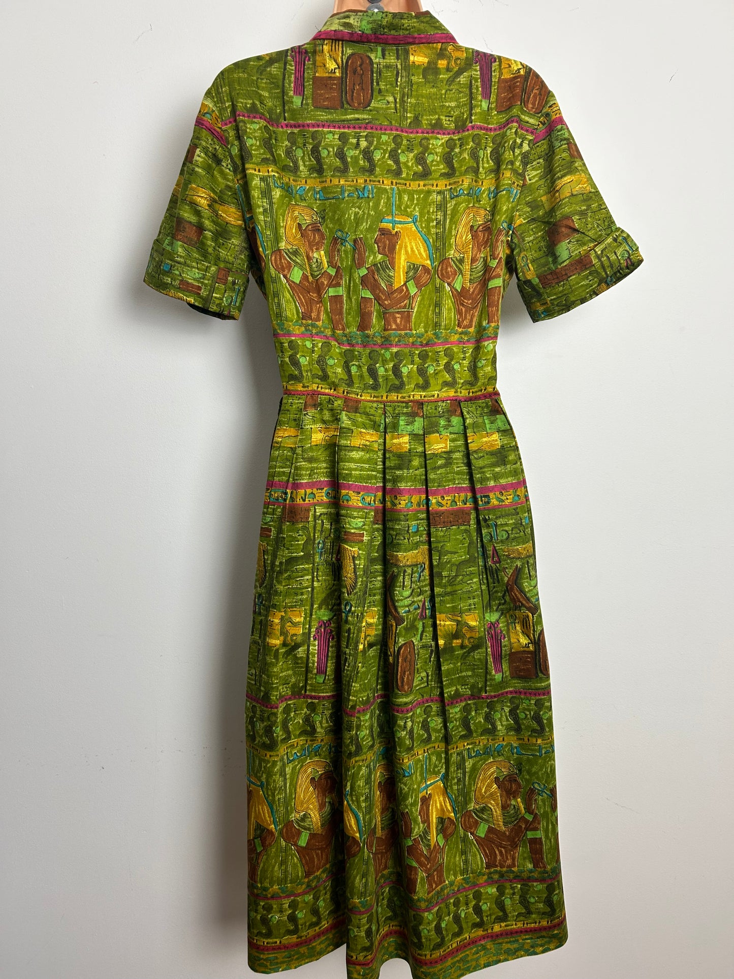 Vintage 1950s Size 12 Green & Brown Egyptian Nefertiti & Tutankhamun Novelty Print Cotton Day Dress