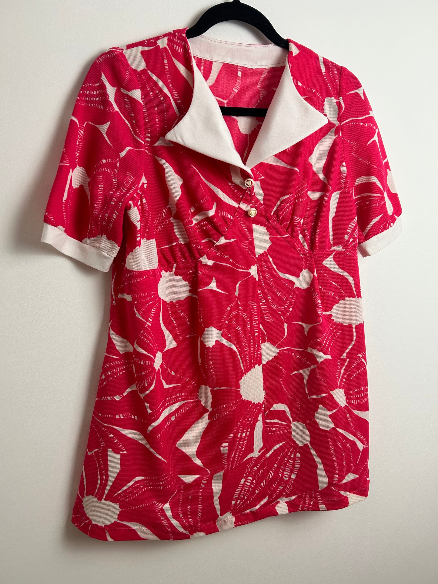Vintage 1970s Size 12 Hot Pink & White Abstract print Collared Short Sleeve Tunic Style Top