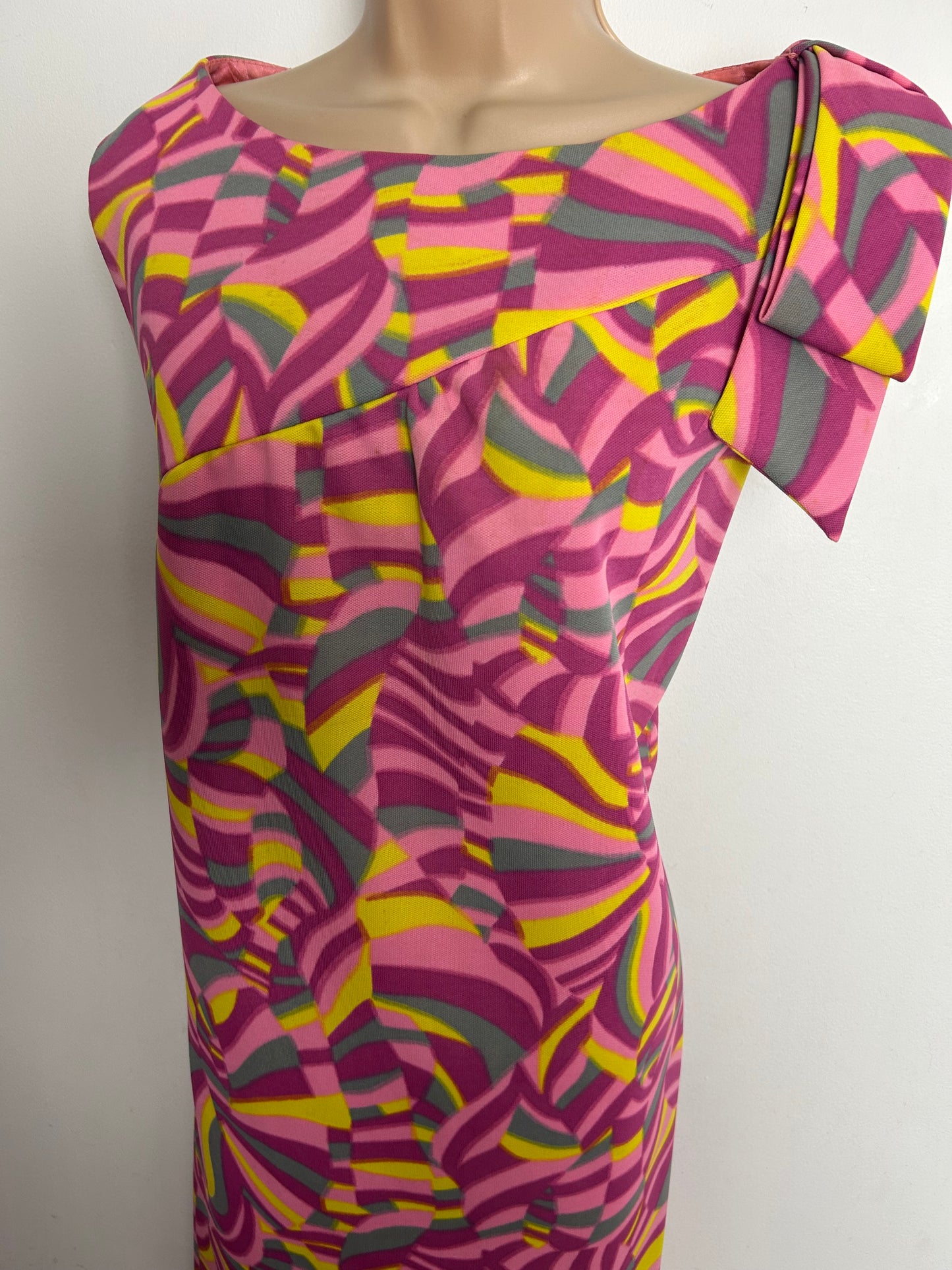 Vintage 1960s Size 14-16 Pink Yellow & Grey Psychedelic Print Bow Shoulder Detail Mod Shift Dress