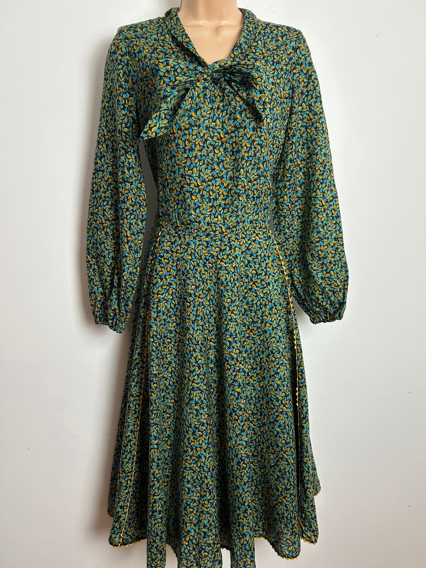 Vintage 1970s Size 10 Black Green & Yellow Leaf Print Pussy Bow Cotton Day Dress