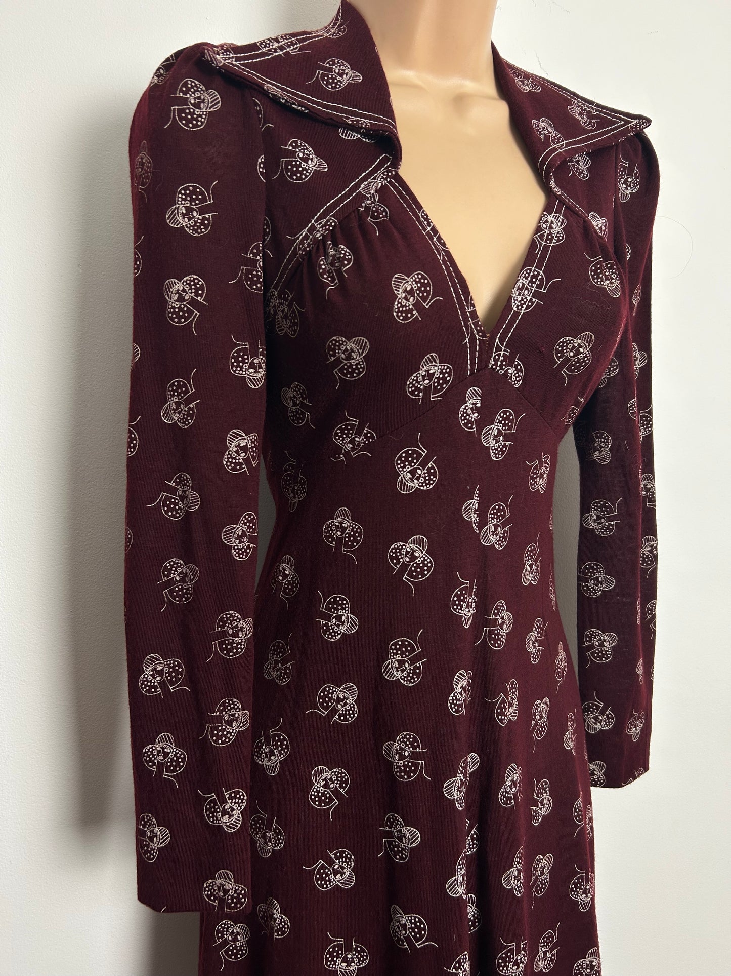 Vintage 1970s Size 6-8 Maroon Red Flapper Girls Face Novelty Print Long Size Jersey Maxi Dress