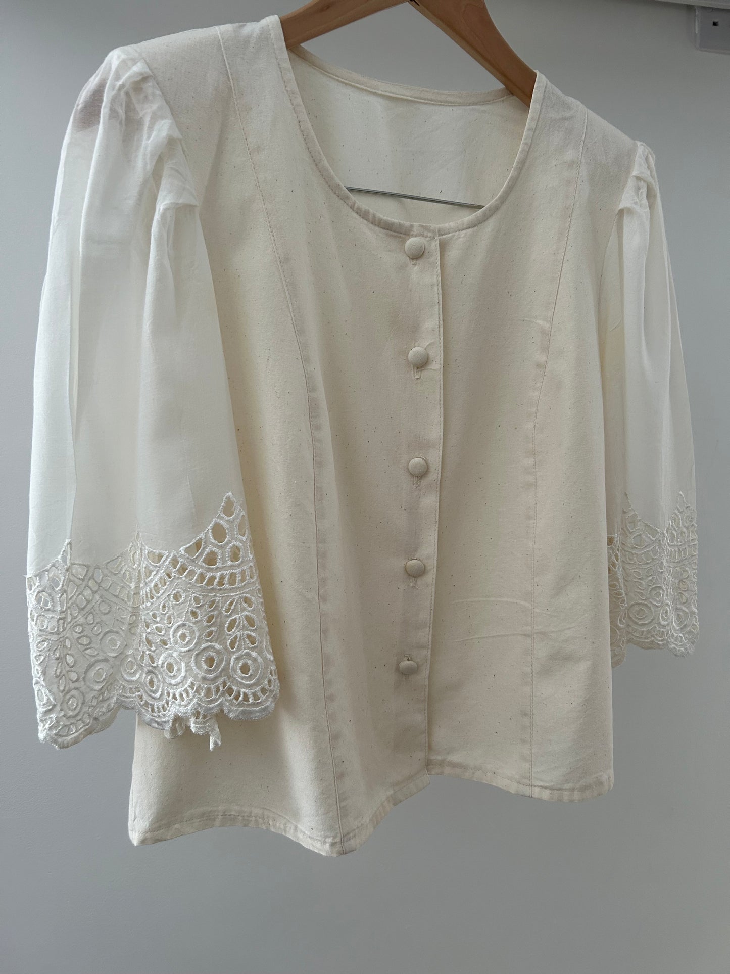 Vintage 1980s UK 10-12 Cream Cotton Cut Out Embroidered Lace Cuff Detail Pretty Blouse