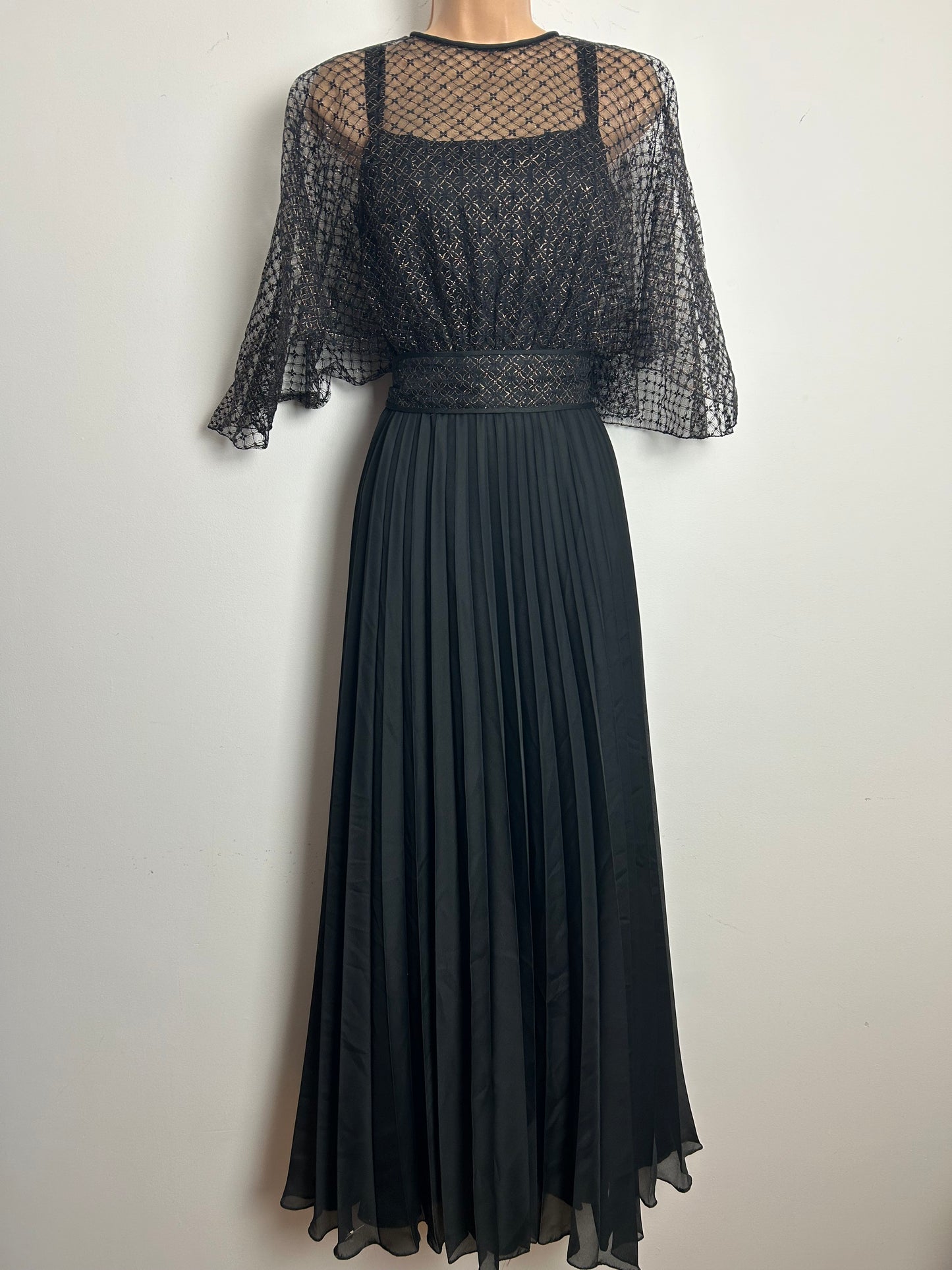 Vintage 1970s Size 10 Black & Metallic Gold Lace Flutter Sleeve Pleated Xmas Party Evening Maxi Dress