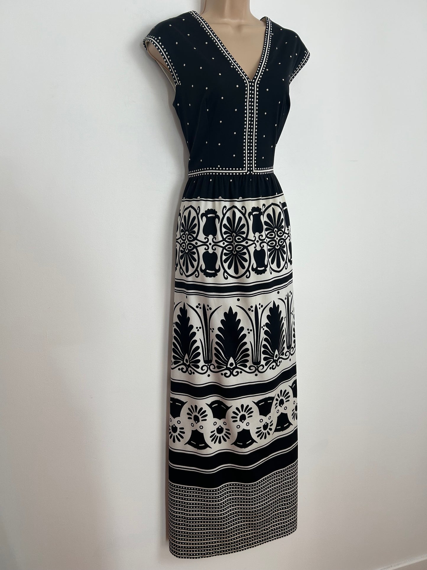 Vintage 1970s STRAUSS Size 10 Gorgeous Black & White Abstract Print Sleeveless Maxi Dress