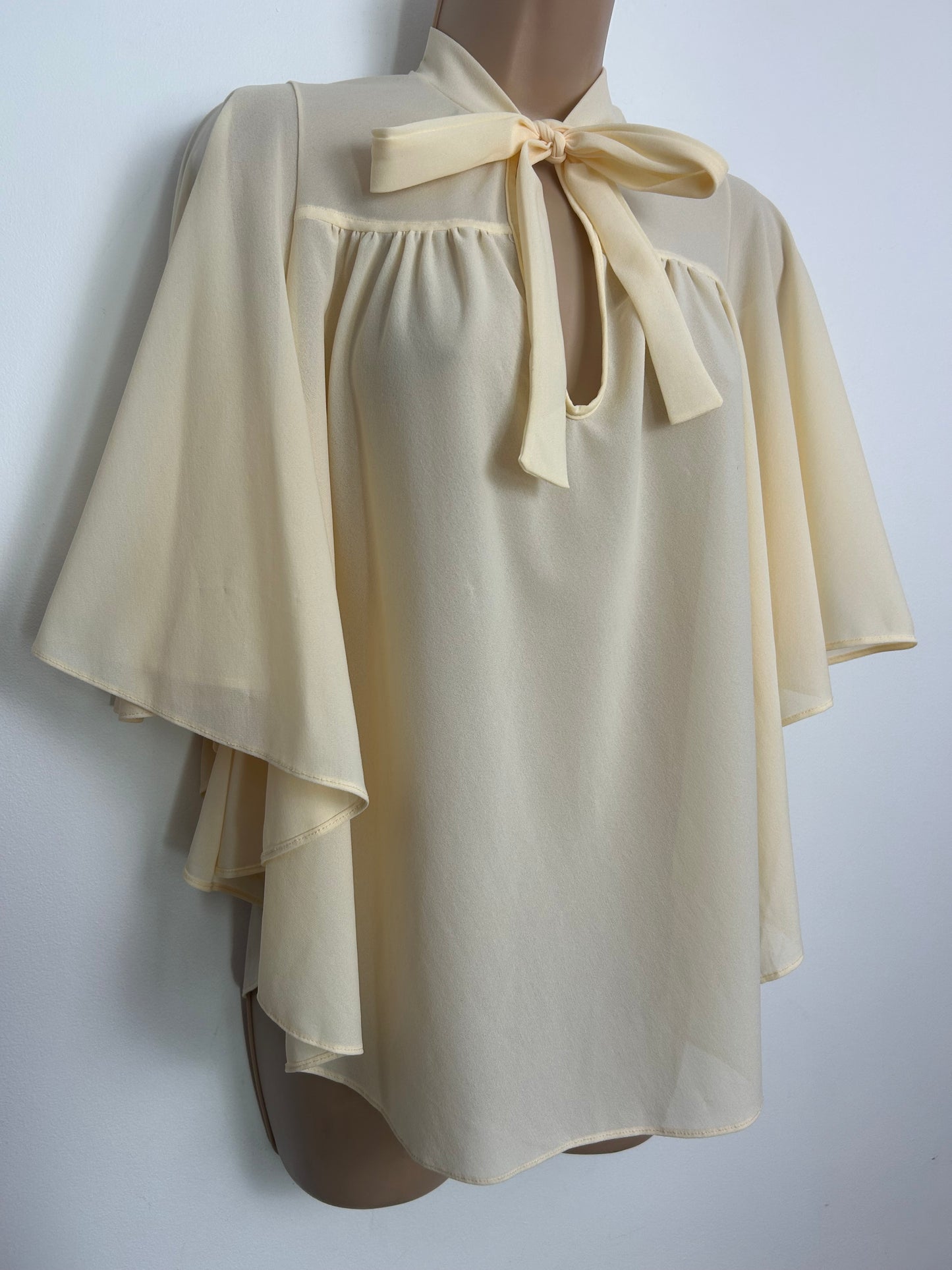Vintage 1970s Size 10 Cream Pussy Bow Flutter Sleeve Blouse/Top