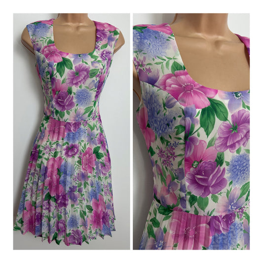 Vintage 1960s Size 8 White Pink & Violet Floral Print Pleated Short Summer Dress