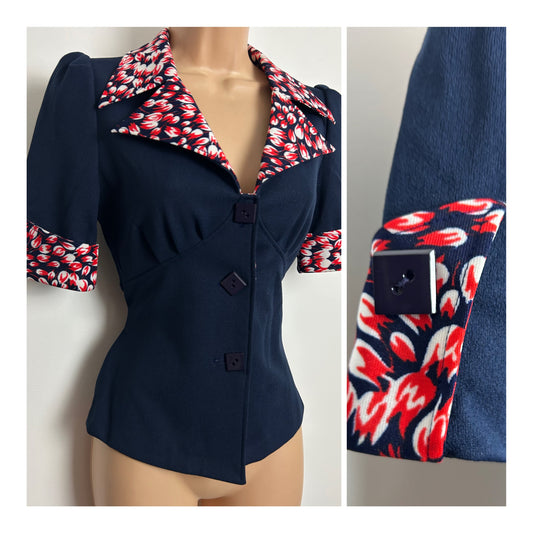 Vintage 1970s Size 6-8 Navy Blue Red & white Floral Contrast Short Sleeve Tie Back Mod Shirt/Top