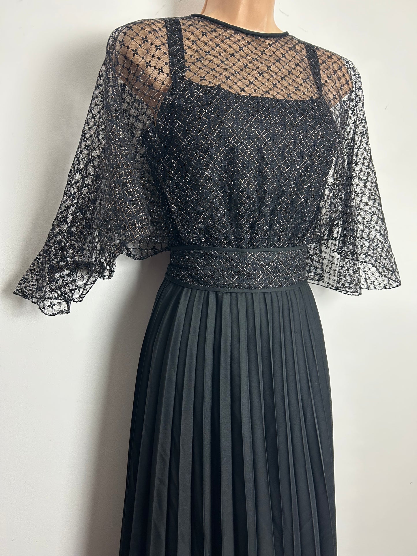 Vintage 1970s Size 10 Black & Metallic Gold Lace Flutter Sleeve Pleated Xmas Party Evening Maxi Dress