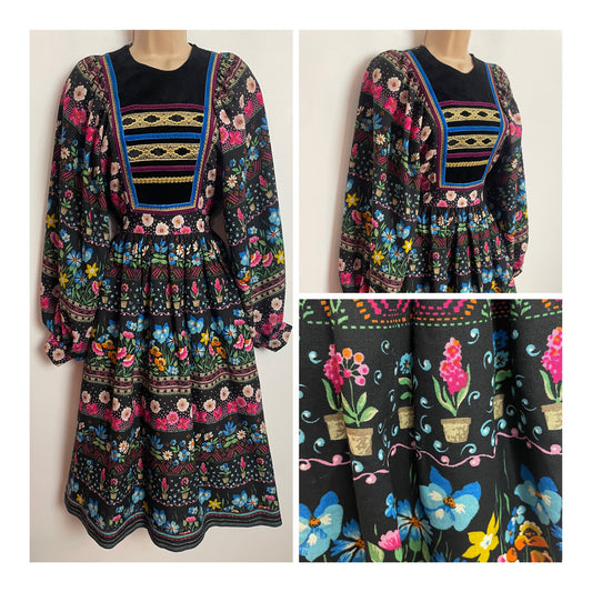 Vintage 1970s LUCIE LINDEN UK Size 6 Black Pink Blue & White Floral & Plant Pot Print Tie Back Midi Dress