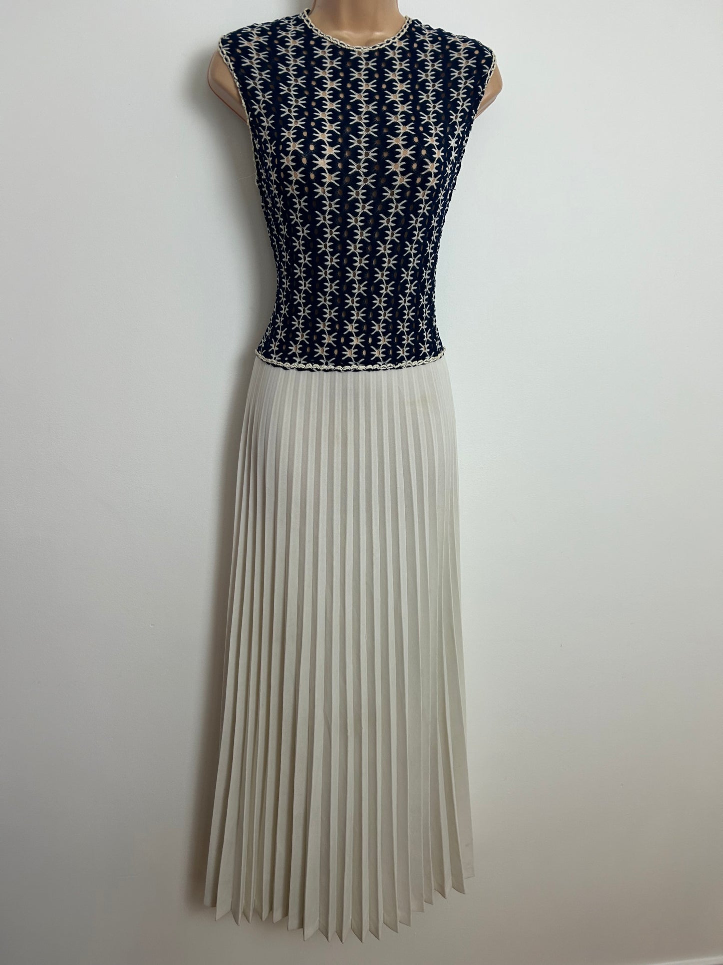 Vintage 1970s Size 10 Navy Blue & White Sleeveless Pleated Summer Occasion Maxi Dress