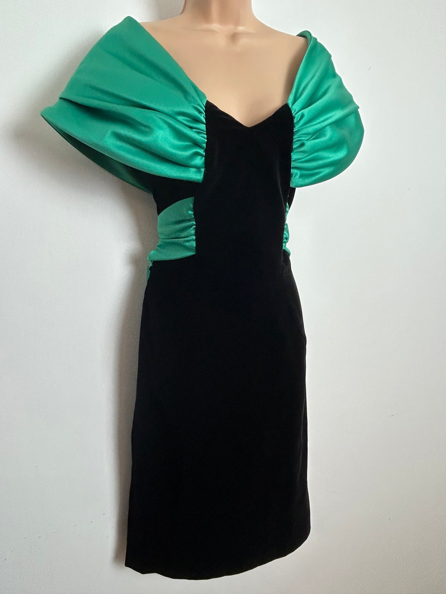 Vintage 1980s JAHN & PILL Size 10 Black Velvet & Green Contrast Off Shoulder Fitted Cocktail Dress