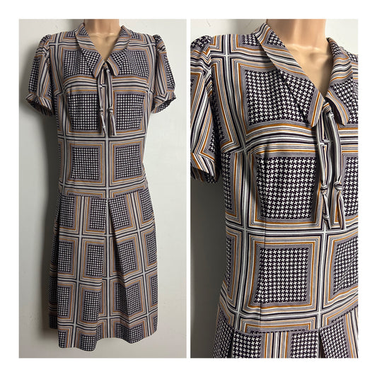 Vintage 1970s Size 12-14 Maroon Tan Brown & White Dogtooth Check Short Sleeve Mod Shift Dress