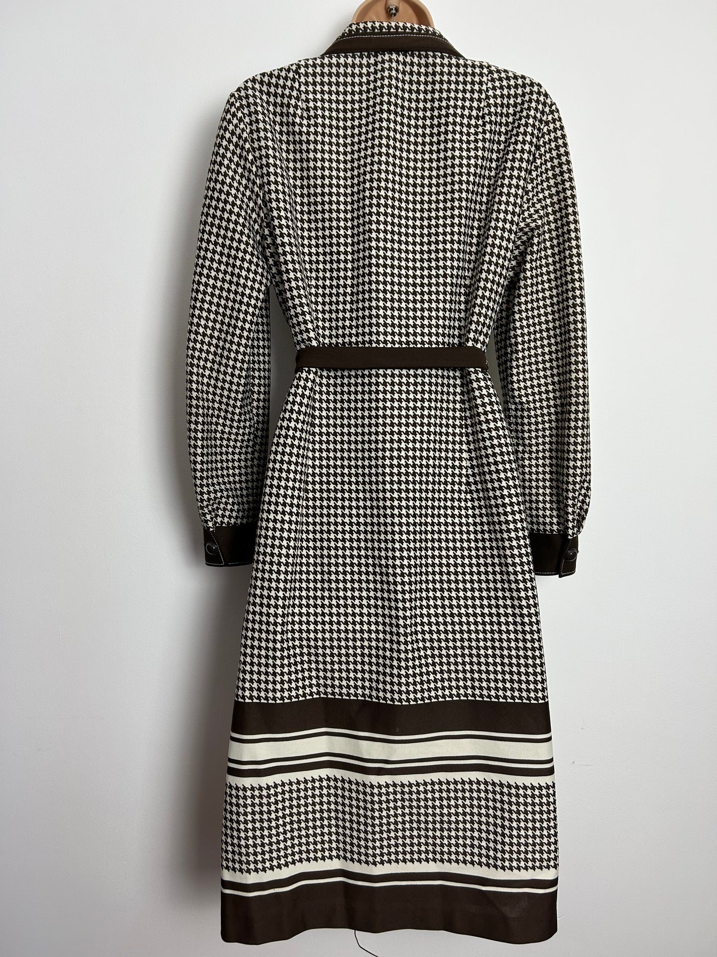 Vintage 1970s UK Size 12-14 Brown & Cream Dogtooth Check Long Sleeve Belted Mod Day Dress