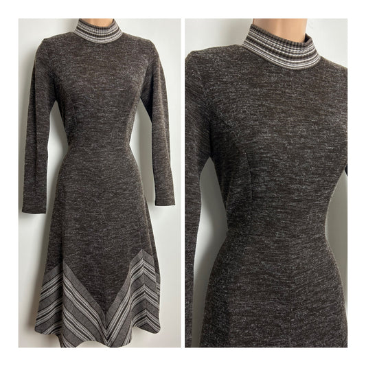 Vintage 1970s Size 6-8 Brown Snowy Fabric Stripe Contrast Long Sleeve Jersey Fit & Flare Day Dress