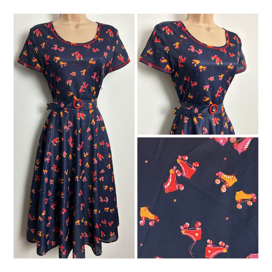 Vintage 1980s Size 8 Navy Blue Roller Boots Novelty Print Short Sleeve Belted Fit & Flare Dress