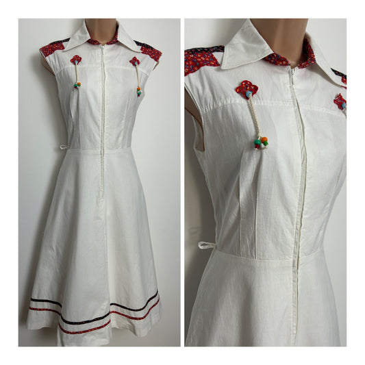 Vintage 1970s Size 6-8 White Cotton Floral Print Contrast Zip Fronted Bead Tassel Detail Summer Dress