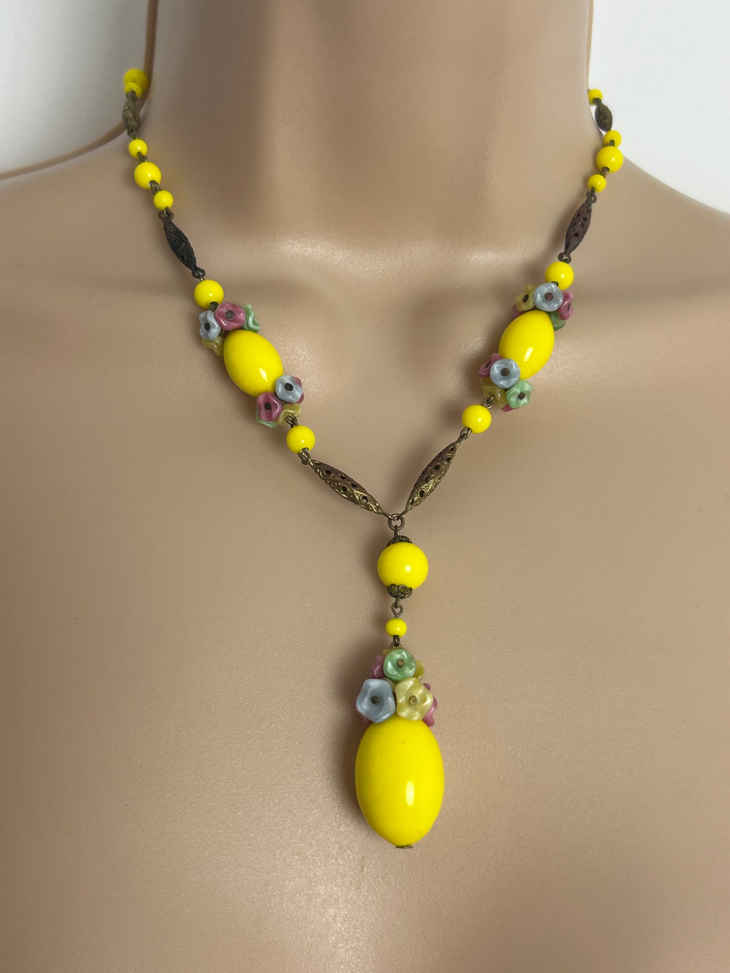 Vintage Beautiful Yellow Czech Glass & Flower Detail Gold Tone Necklace