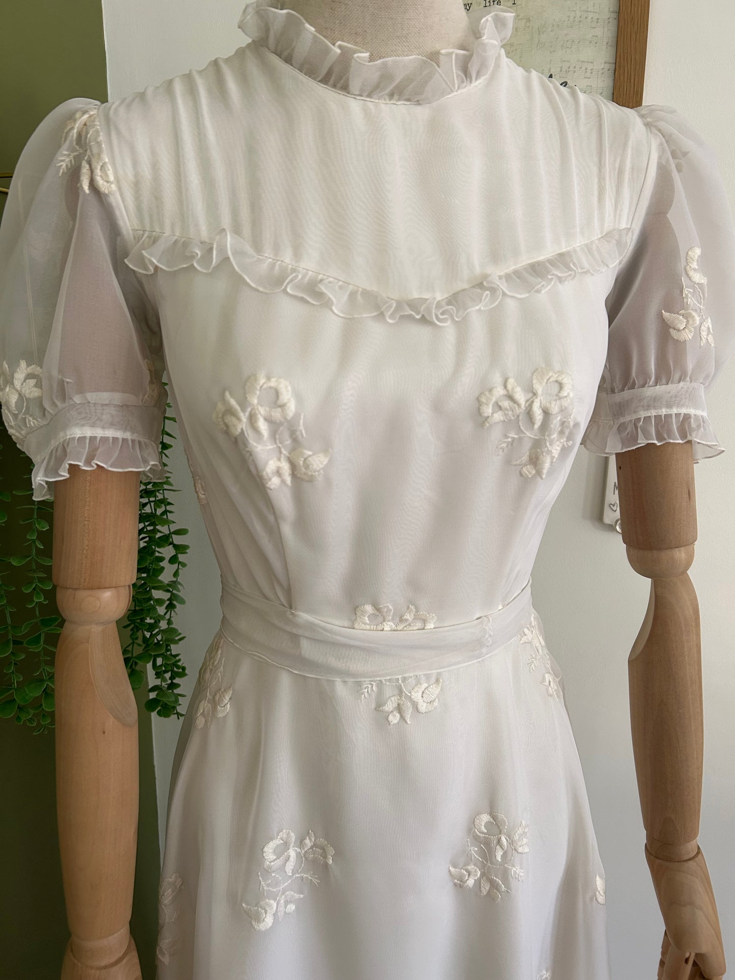 Vintage 1970s Size 4-6 White Chiffon Floral Embroidered Short Sleeve Wedding Dress