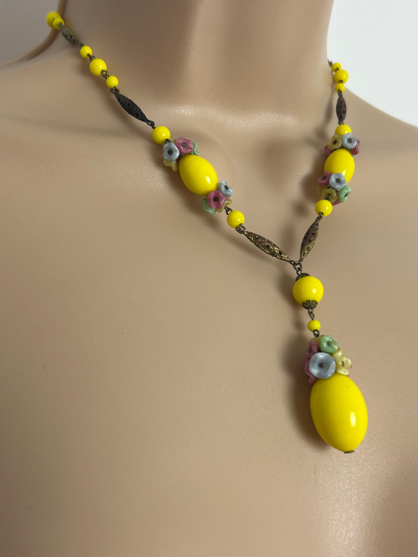 Vintage Beautiful Yellow Czech Glass & Flower Detail Gold Tone Necklace