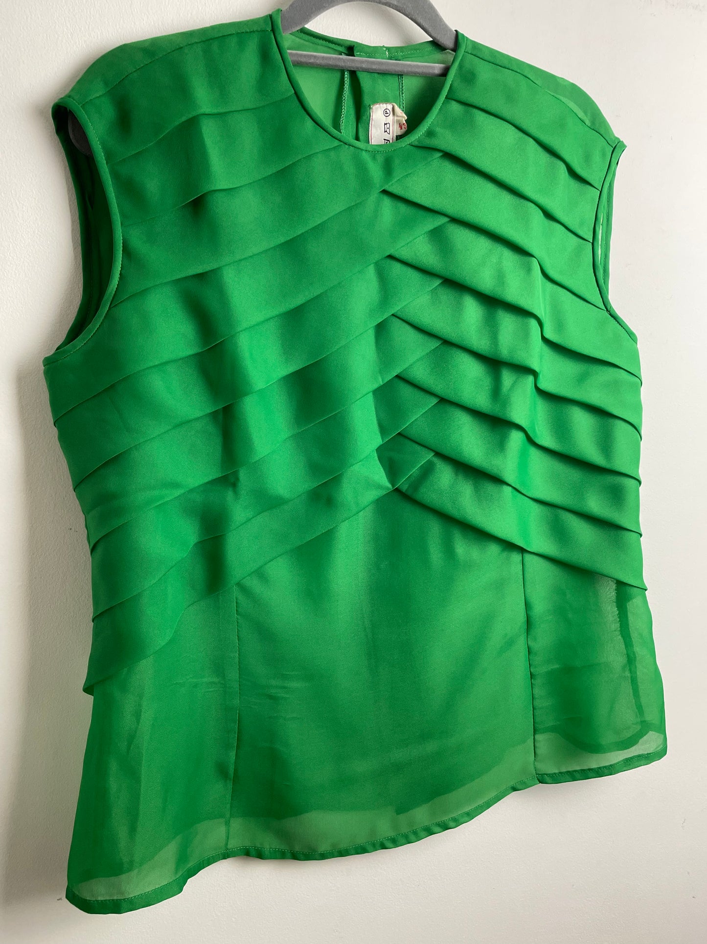 Vintage Early 1970s UK Size 14-16 Green Pleated Sleeveless Button Back Blouse