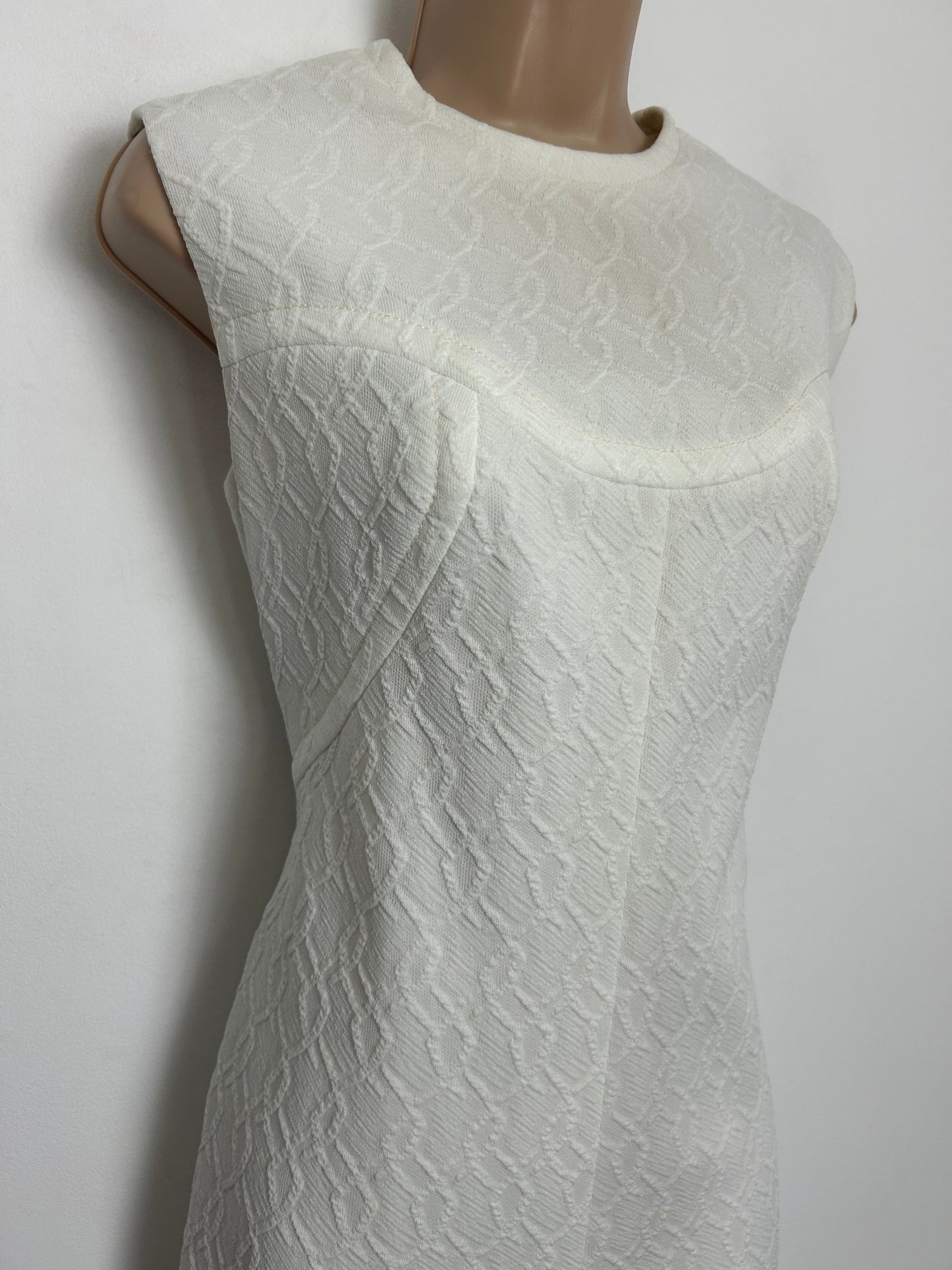 Vintage 1960s Size 10-12 White Textured Polyester Summer Mod Shift Dress