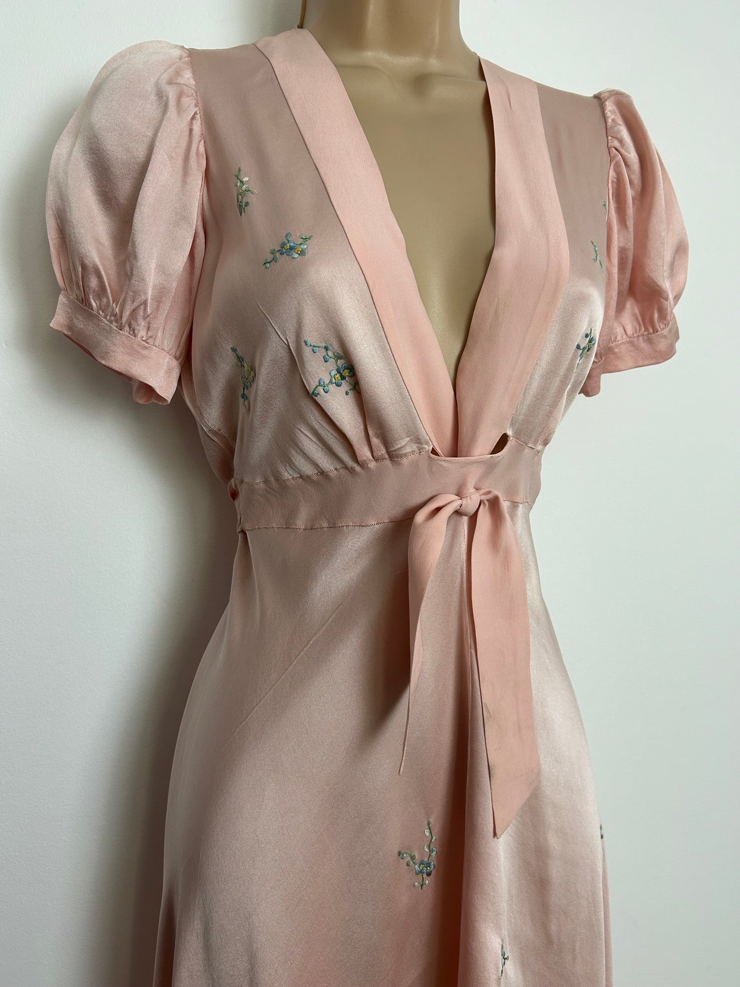 Vintage 1930s/1940s EXQUISITE Size 8 Pale Pink Silk Embroidered Nightdress