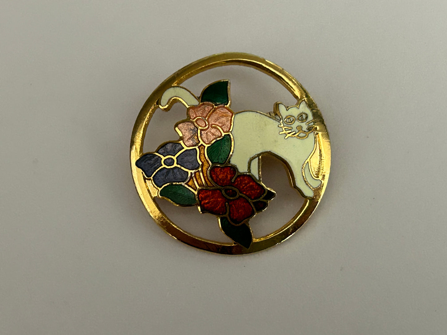 Vintage SEA GEMS Gold Tone & Cloisonne Enamel White Cat & Flowers Circular Brooch