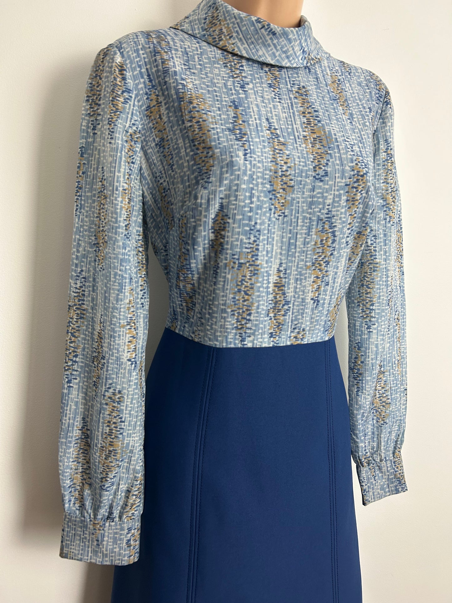 Vintage 1960s PETITE FRANCAISE Size 12 Blue & Sandy Beige Print Long Sleeve Mod Dress