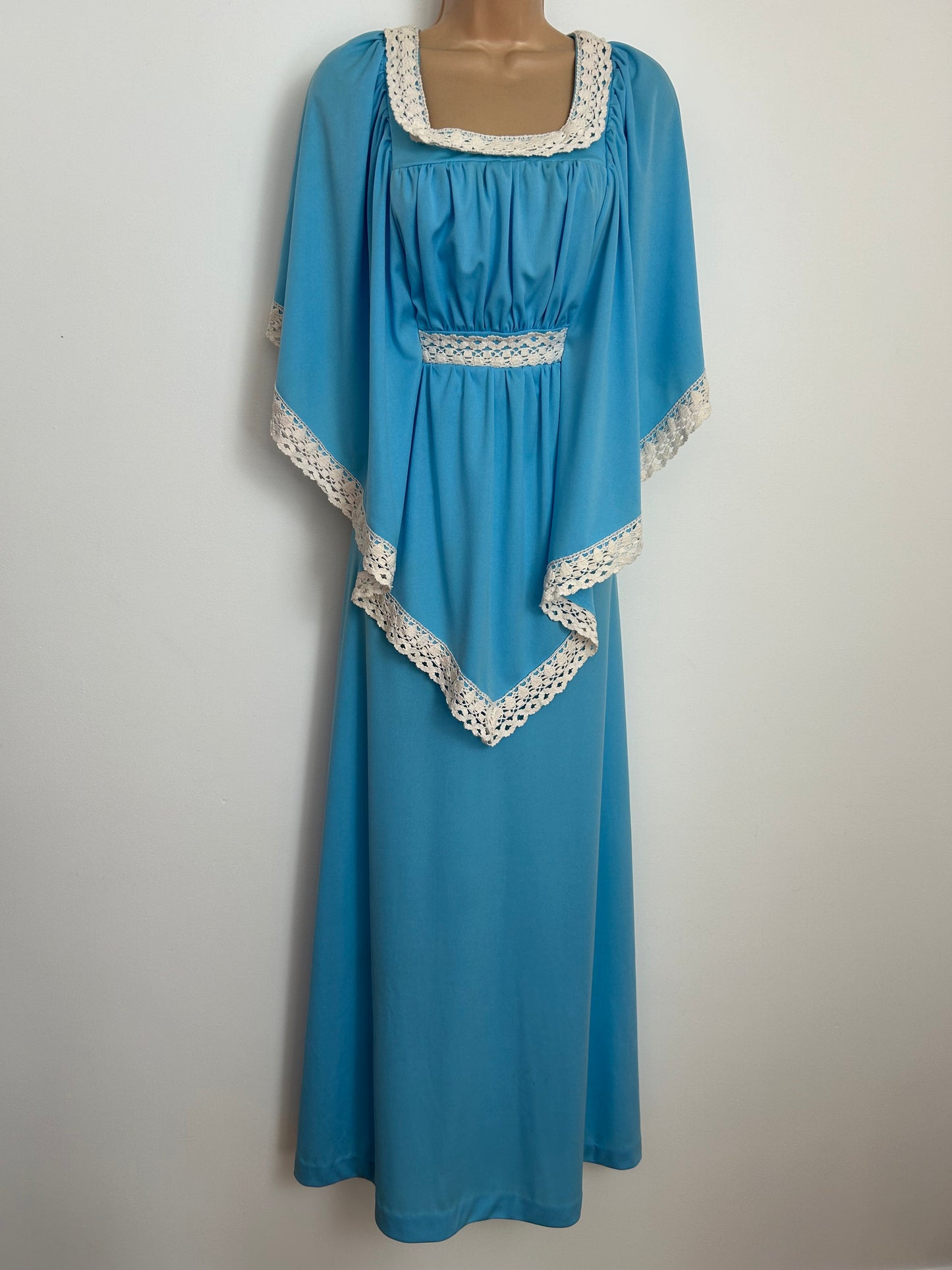 Vintage 1970s THE HOUSE OF NICHOLAS Size 12 Blue & White Crochet Lace Trim Wide Cape Sleeve Boho Maxi Dress